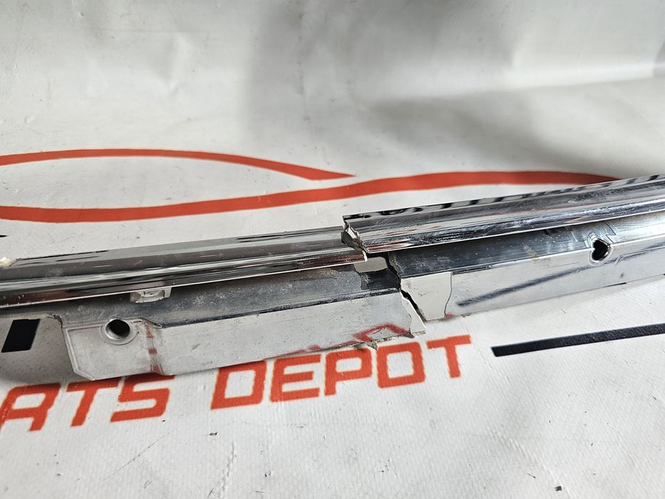 Crom grila radiator Bentley Bentayga avariat