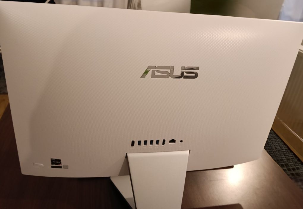 Asus Vivo Aio M241 PC all in one