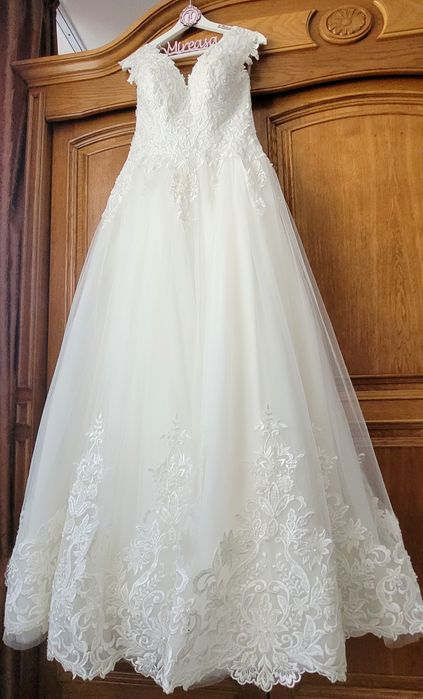 Rochie de mireasa cu crinolina inclusa