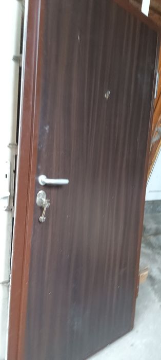 Продавам вход метална блиндирана врата в много добро състояние предла