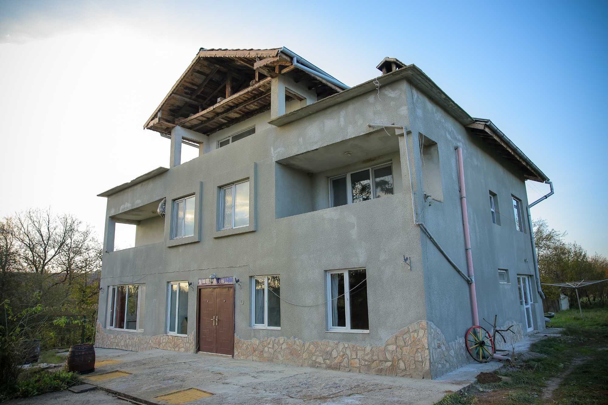 Продава се ТРИЕТАЖНА КЪЩА с панорама до гр. Варна и гр.Добрич