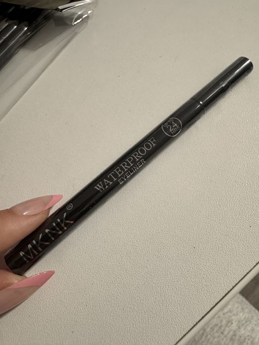 2 Eyeliner la 25 lei