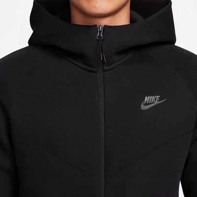 Nike Tech negru 2024 cu etichete.