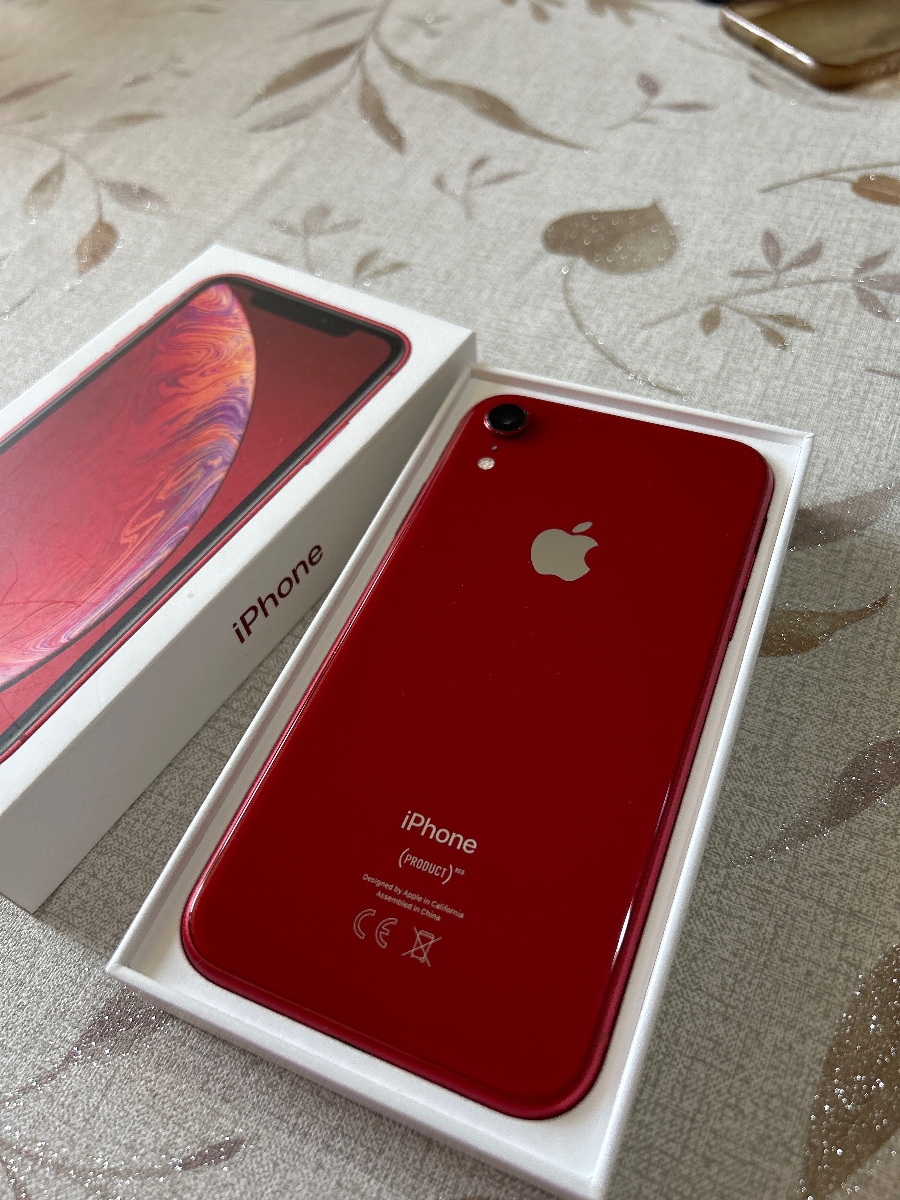 iPhone XR с кутия
