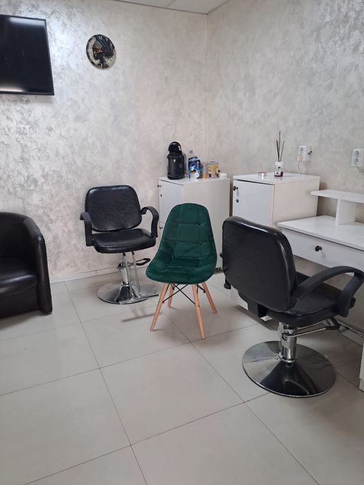 Inchiriez scaun coafură-frizerie, manichiură-pedichiură