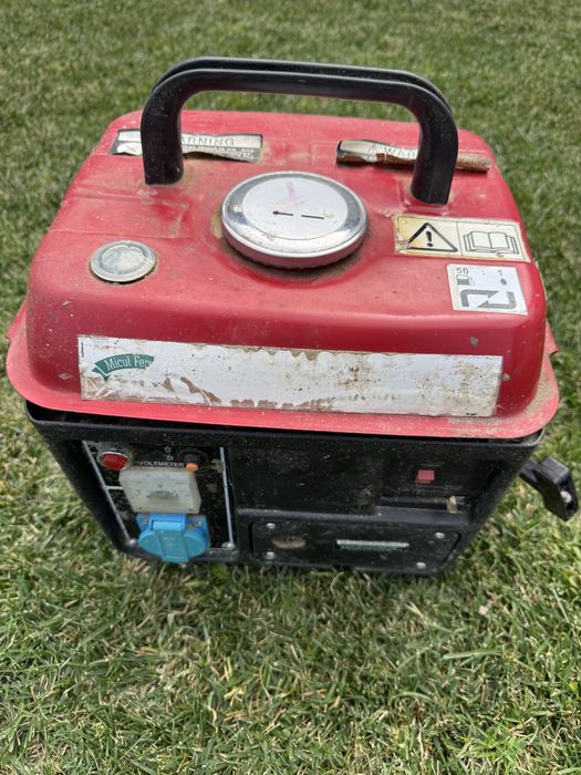 Generator electric 1 kW, pe benzina, putin folosit, 220 V si 12 V