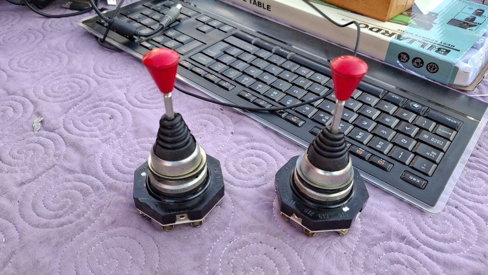 Vand 2 comutatoare industriale