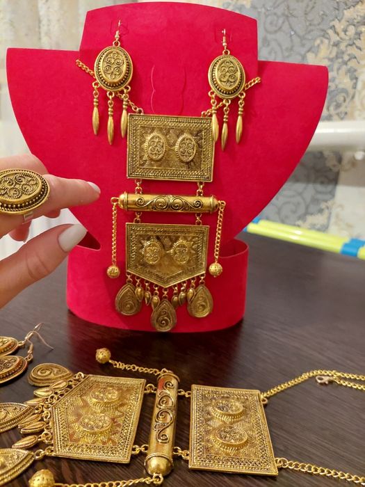 Қазақи Алқа, сырға қолда бар