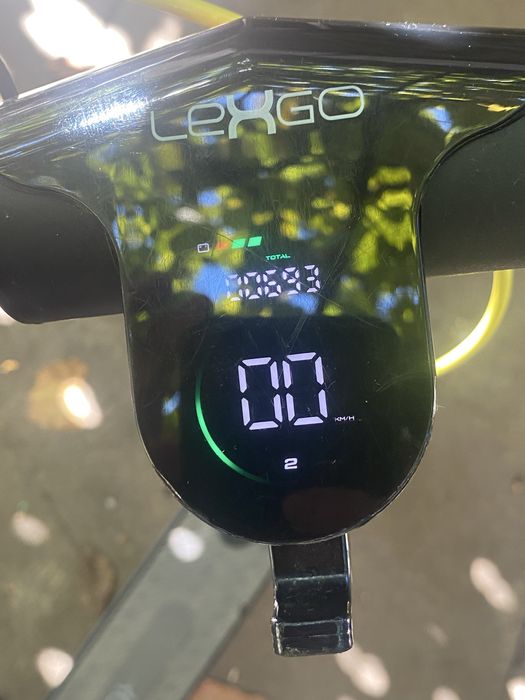 Trotinetă electrică Lexgo – 693 km, roți pline, foarte puțin folosită
