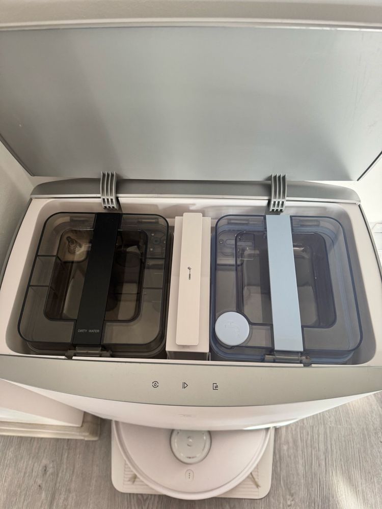 Aspirator robot smart cu statie de curatare.