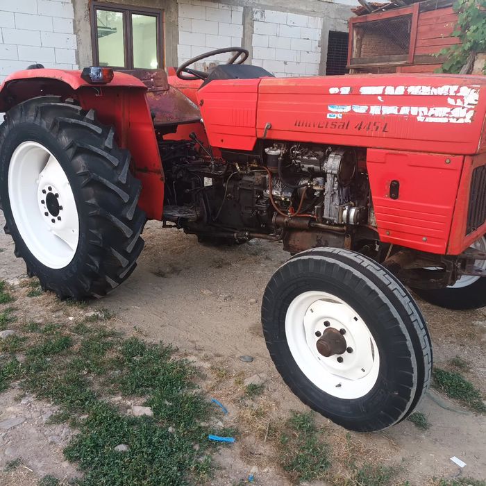 Tractor universal 445