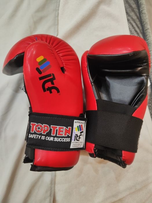 Шлем и перчатки для тэквондо