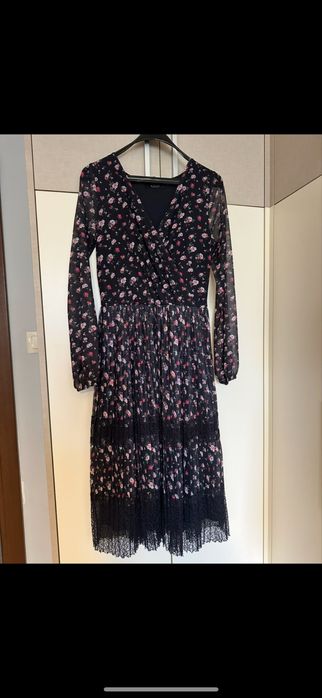 Дамска рокля в цветен ринт и плисе