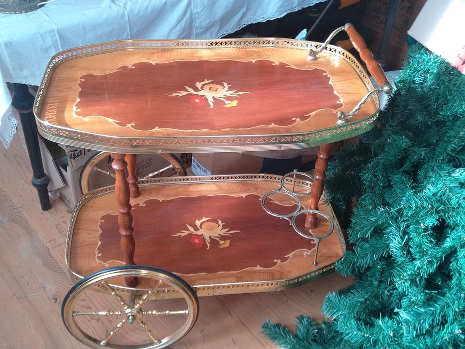 Продавам помощна количка подвижно барче интарзия флорални мотиви