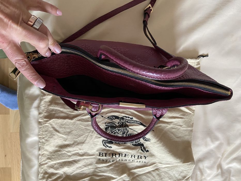 Poseta Burberry culoare fucsia inchis