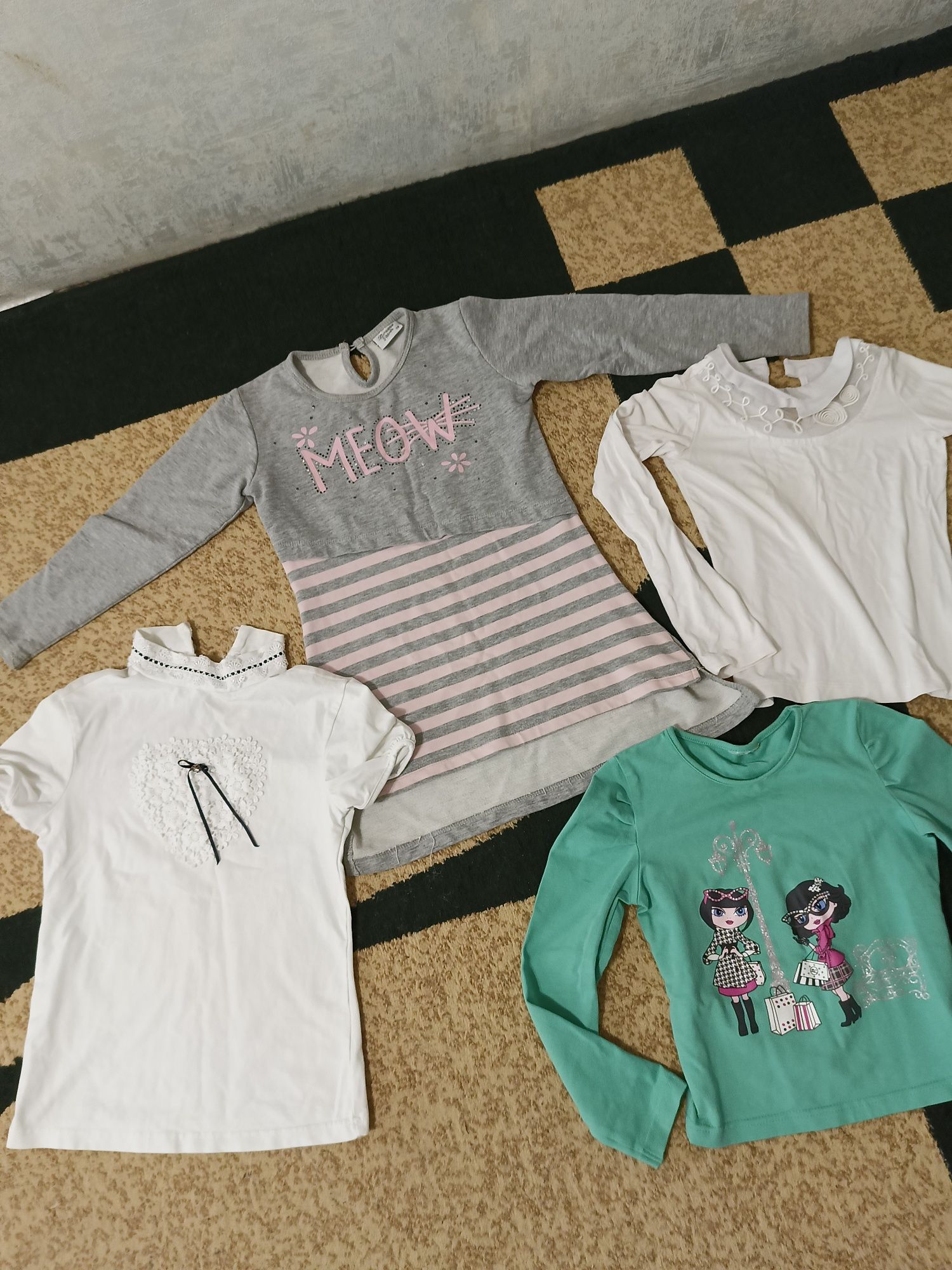 Продам  на девочку б/у. 5-7 лет..