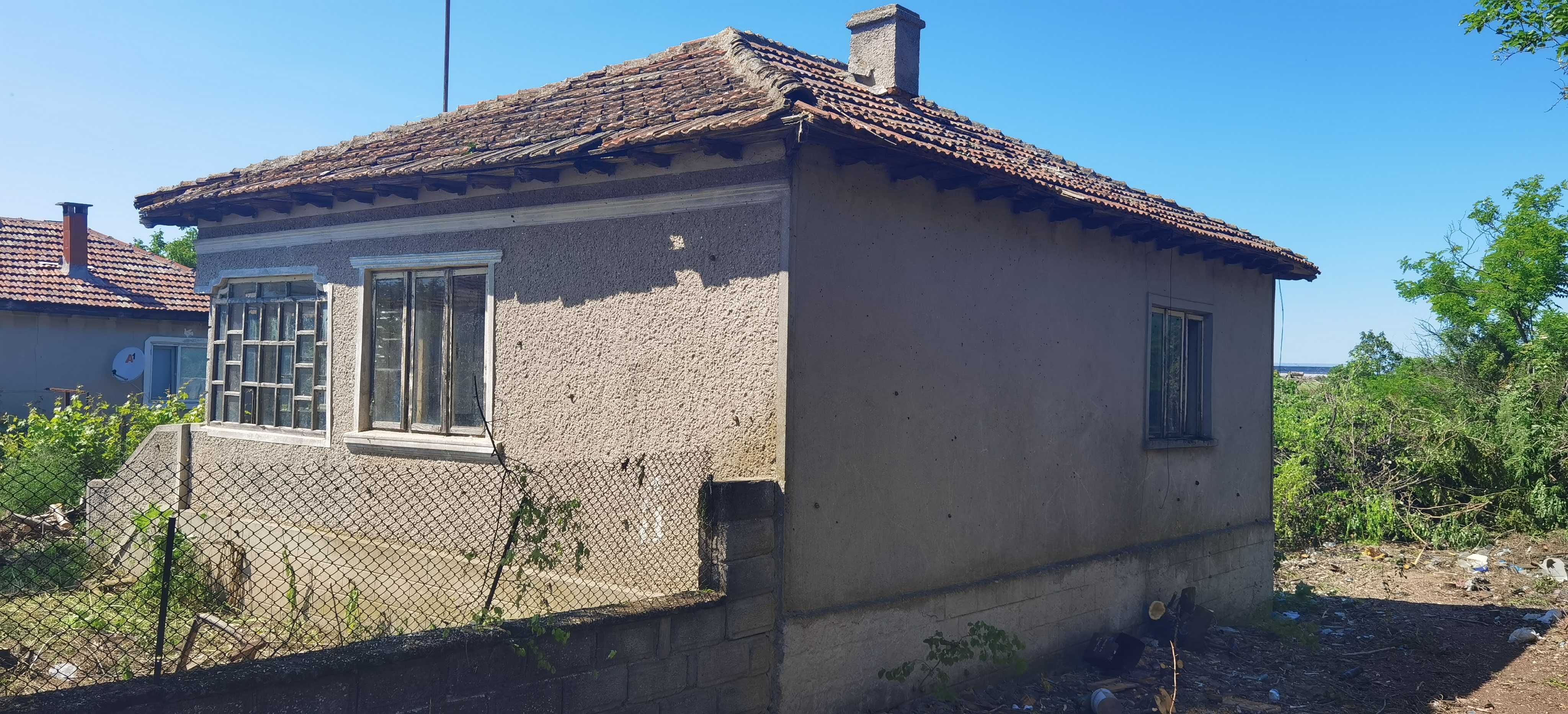 Къща с парцел 1927кв.м в с.Вранино на 15км. от морето.