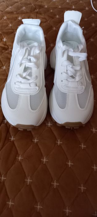 Продам новые кроссовки женские