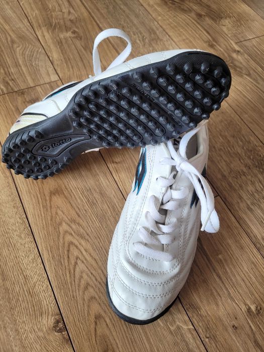 Обувки бели спортни