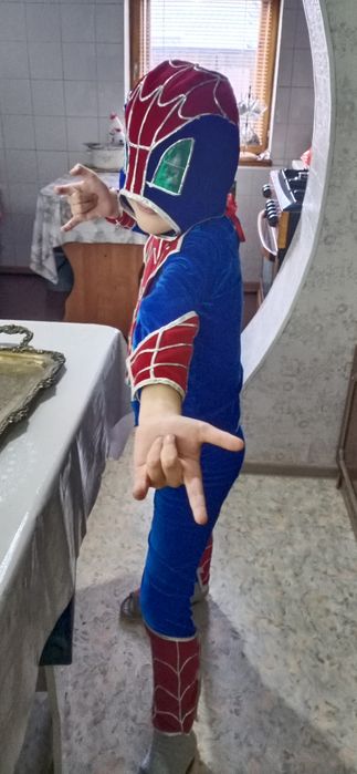 Костюм "Человек паук". Новогодний. От 5-ти до 8-ми лет подойдёт.