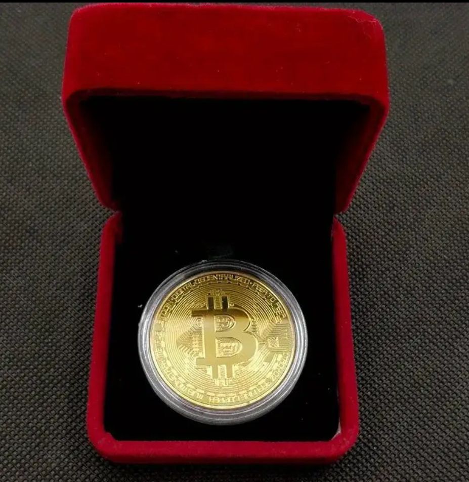 Moneda bitcoin placată cu aur de 18k