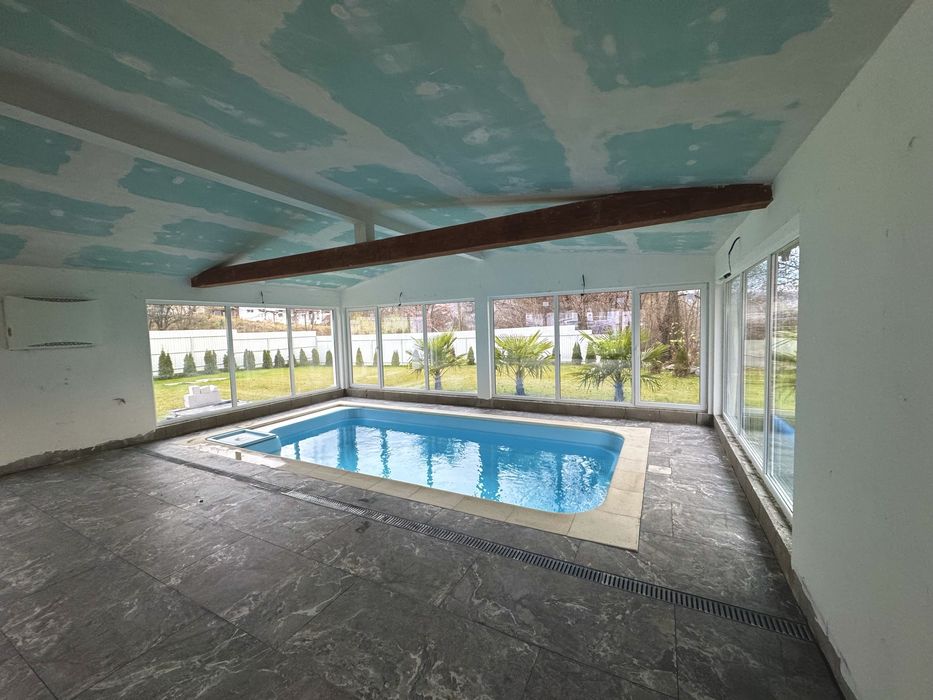 Cabana de inchiriat cu piscina interioara si ciubar REVELION OCUPAT