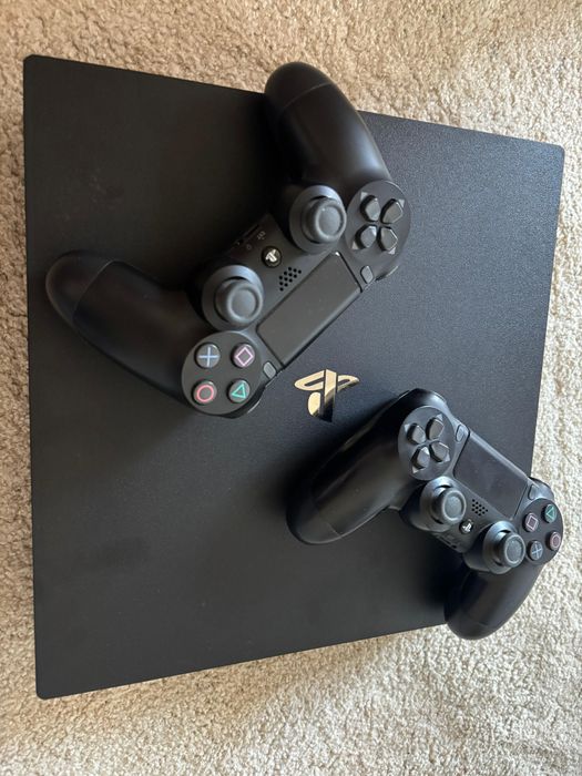 PlayStation 4Pro+2 manete si toate cablurile.