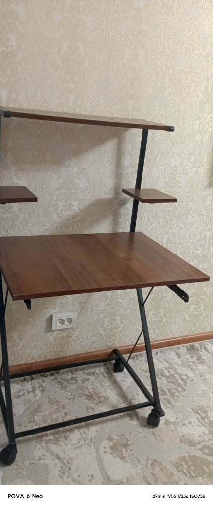 Продам компьютерный столик, можно использовать как парту для занятий