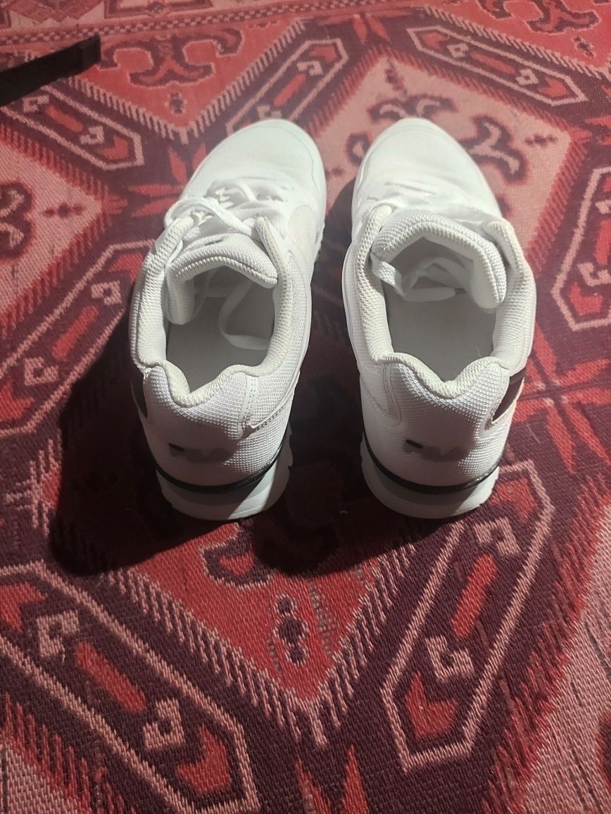 Продавам дамски обувки Fila