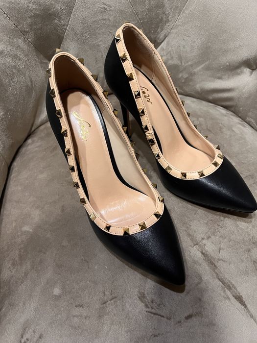 Vand incaltaminte noua