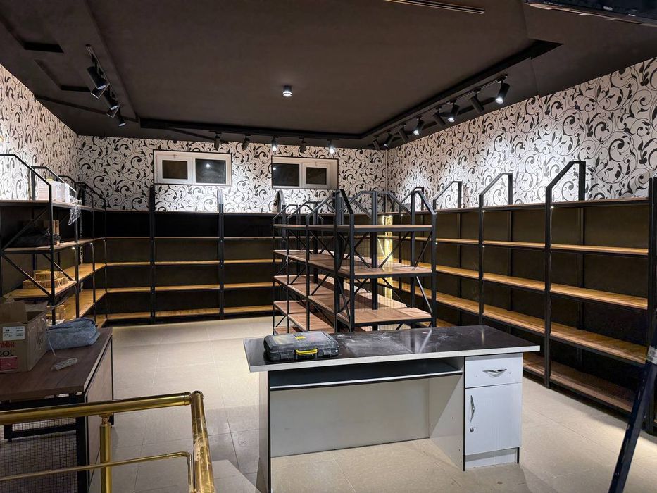 Vitrina, osvesheniya, kassa stoli, lyustra hammasi sotiladi