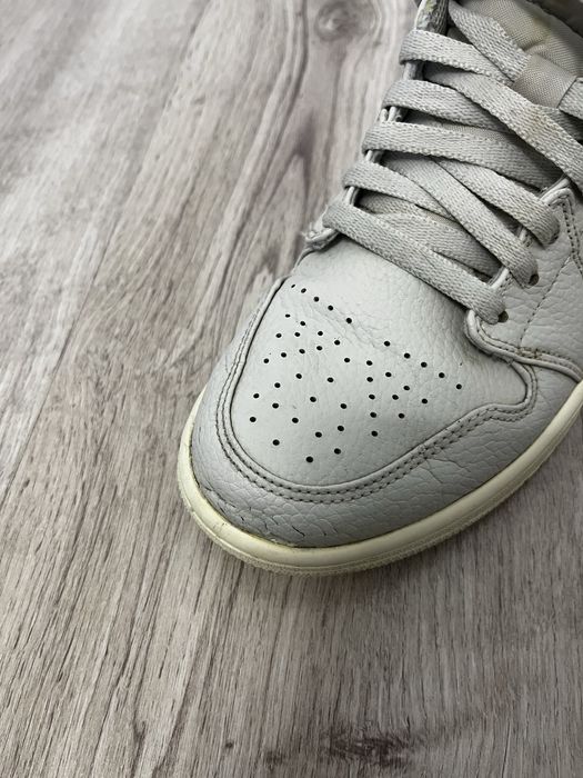 Air Jordan Retro 1 Mid Light Bone Grey