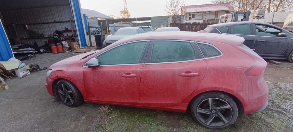 Dezmembrez  Volvo V40 R-Design D3 2.0 d 2013