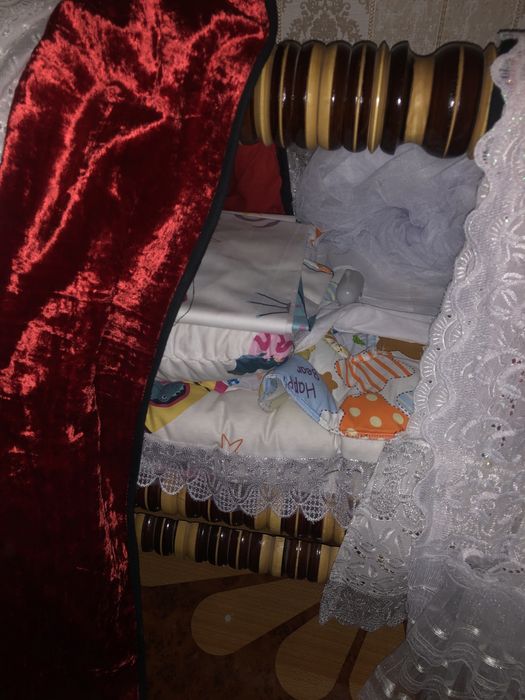 Бешик янги ишлатилмаган(ичида корпача ,йостик,матрас набор бор)