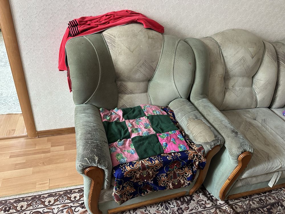 Продам угловой диван + кресло