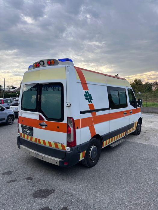 Vand ambulanta omologata Renault Master an 2011  motor 2,3 diesel