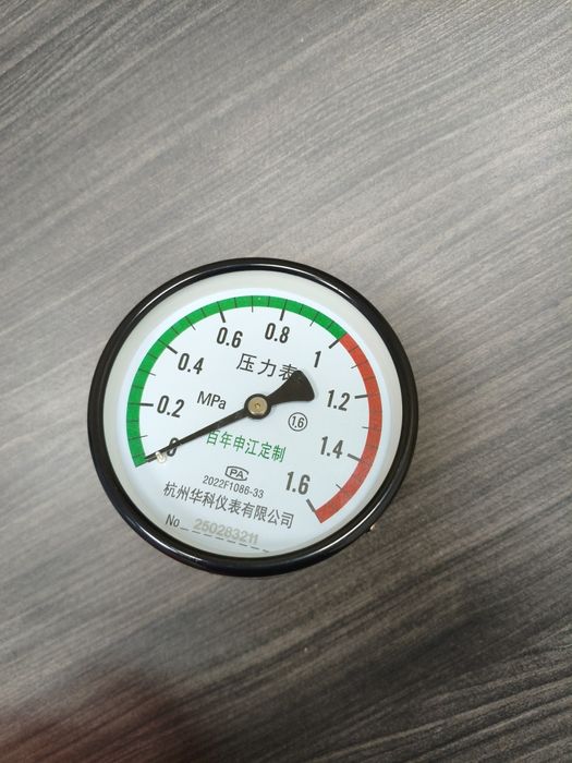 Продавам Манометър