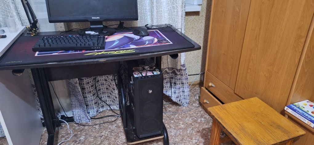 стол компьютерный