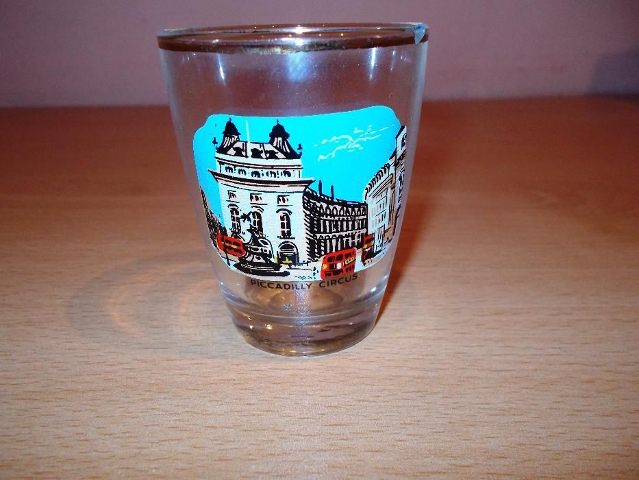 Сувенирни чашки от различни градове