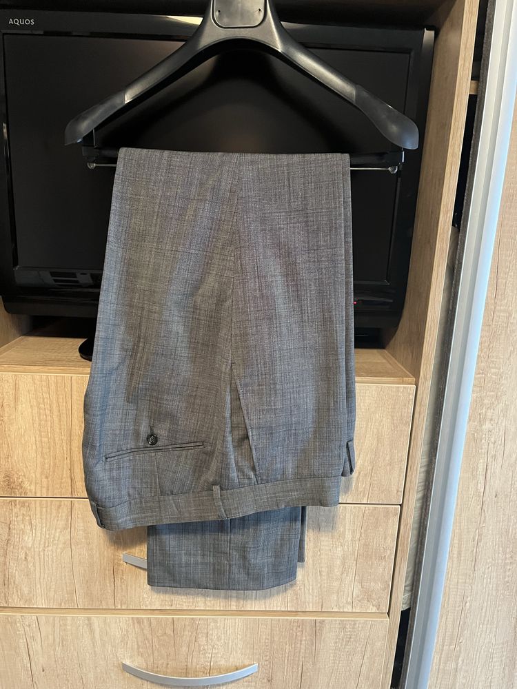 Se vinde costum barbatesc