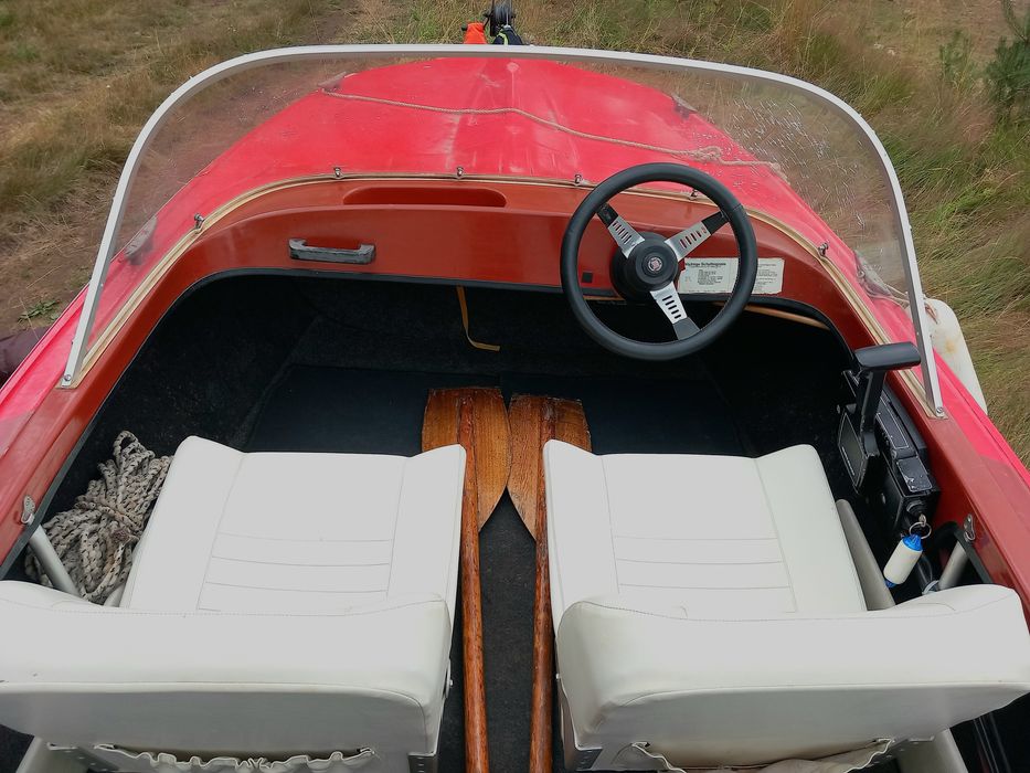 Лодка с 25 коня мотор и колесар