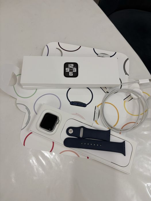 Часы apple watch SE 2023 года
