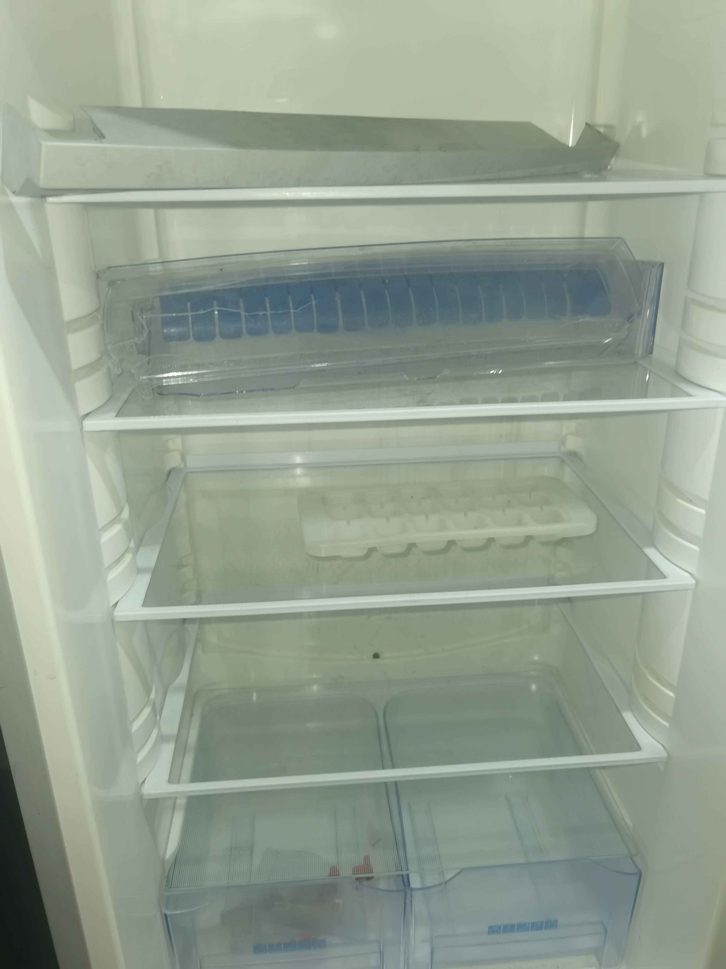 Продам нерабочий холодильник.