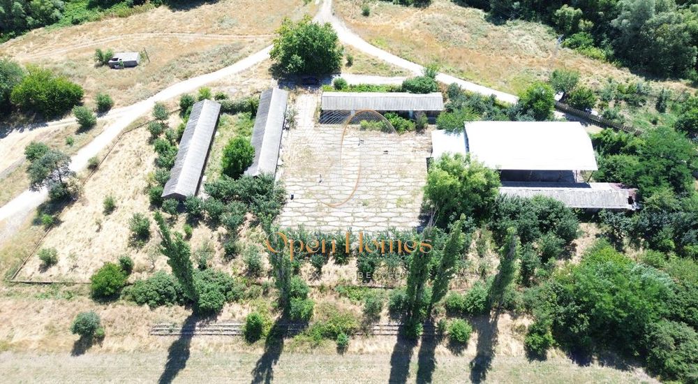 Бунгала, метална конструкция и 6 дка УПИ в Златовръх