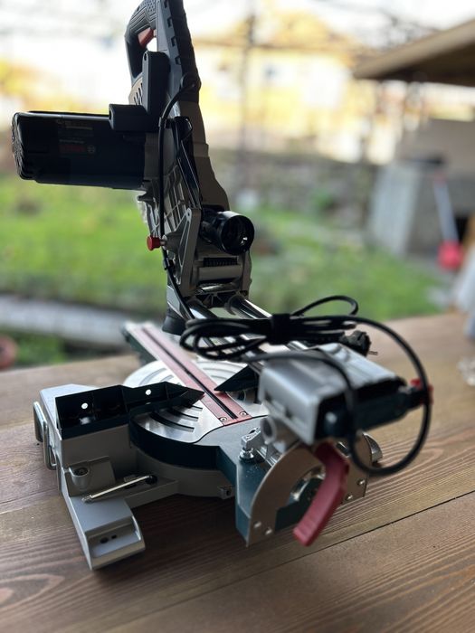 Настолен биркуляр Bosch Professional GCM 800 SJ