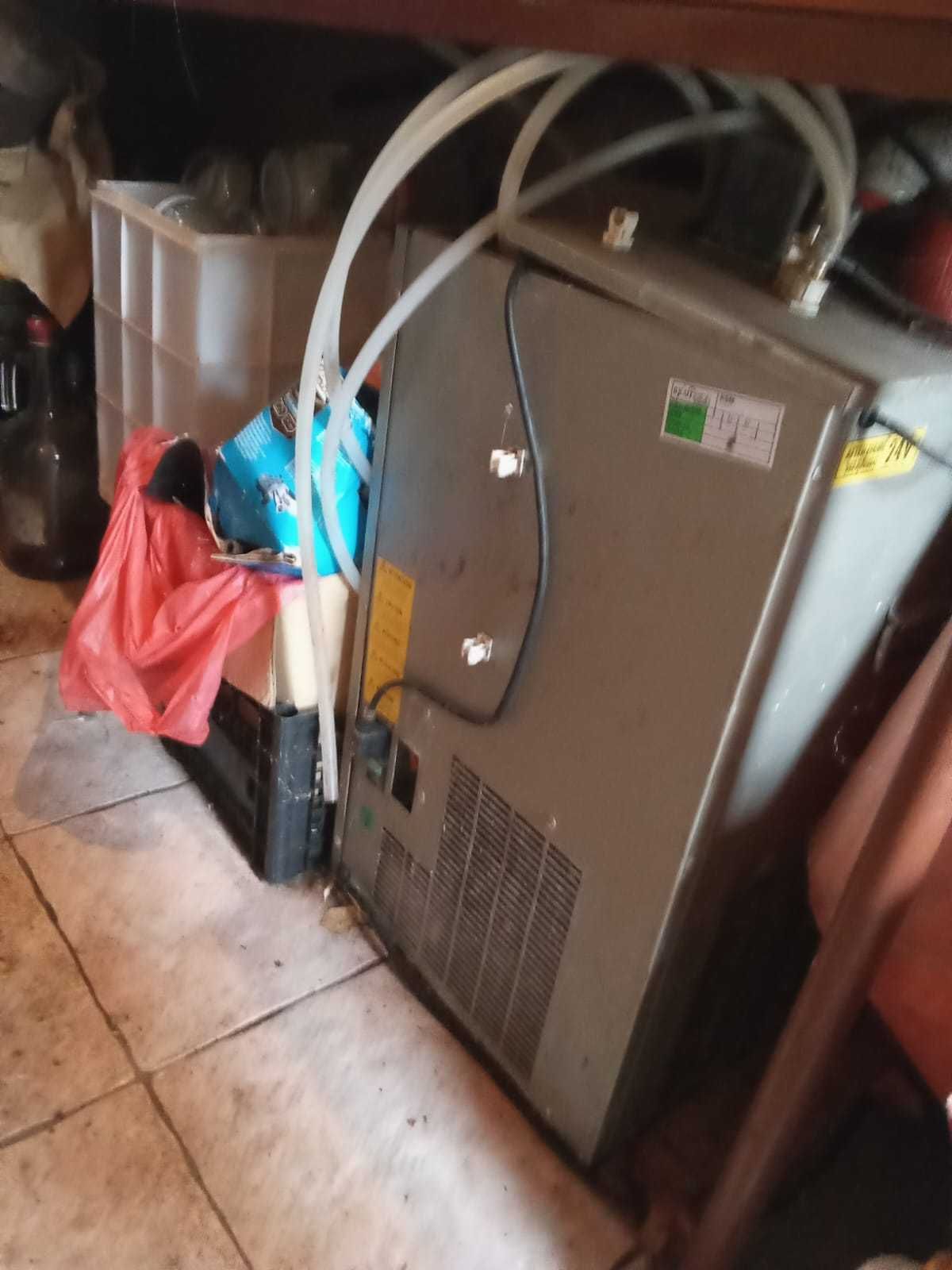 Vand dozator de bere profesional si vitrina frigorifica