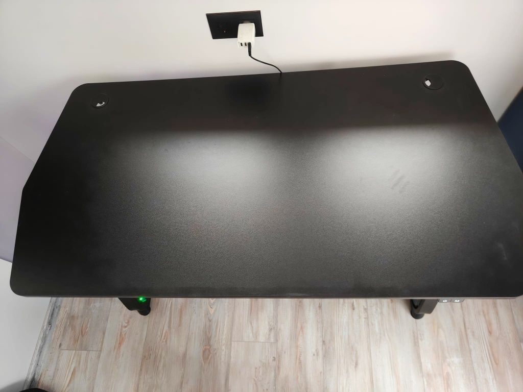 Гейминг бюро Ultradesk Booster, черно – регулируемо с RGB осветление