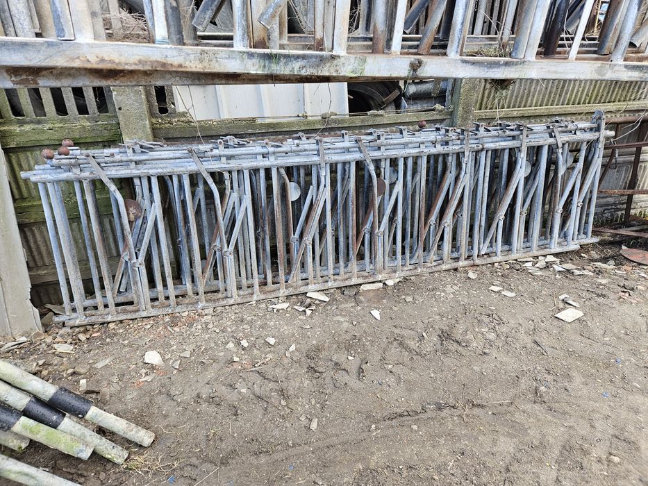 Porți, Front de furajare cu autoblocare. Stand contentie, Bariere. Cus