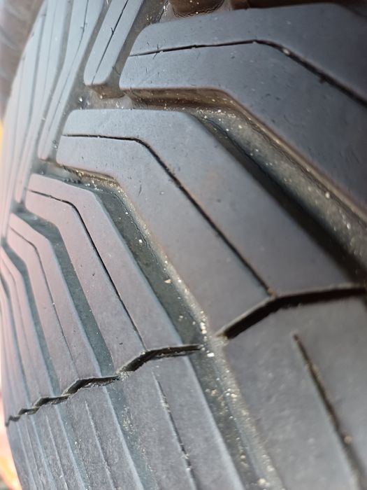 Vând 2 anvelope de iarna 225 40 r18 MICHELIN foarte bune