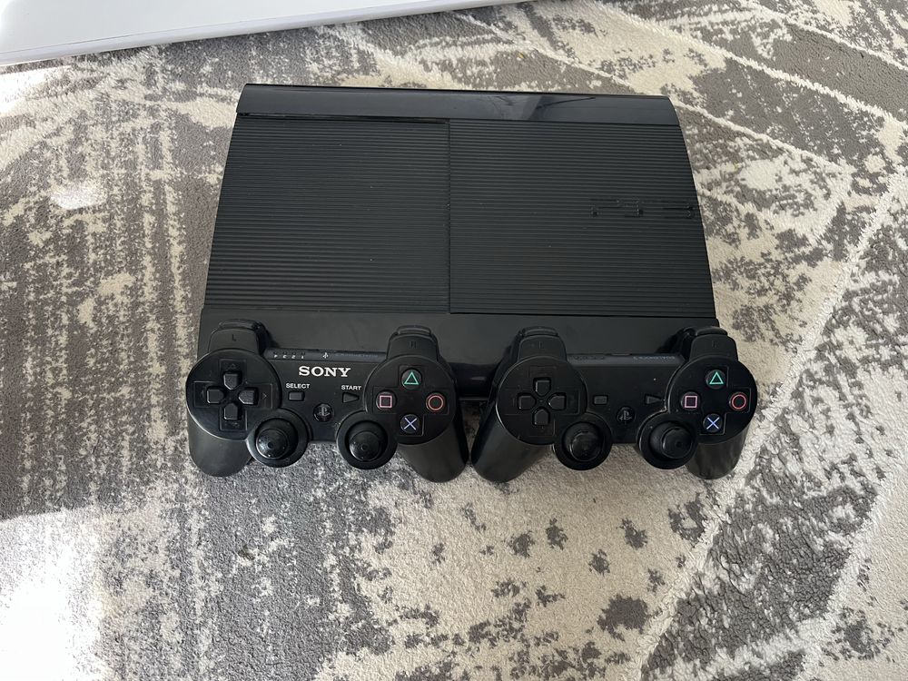 PlayStation 3 Super Slim + 2 controllers